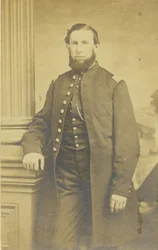 Retrato de medio cuerpo de un hombre en uniforme